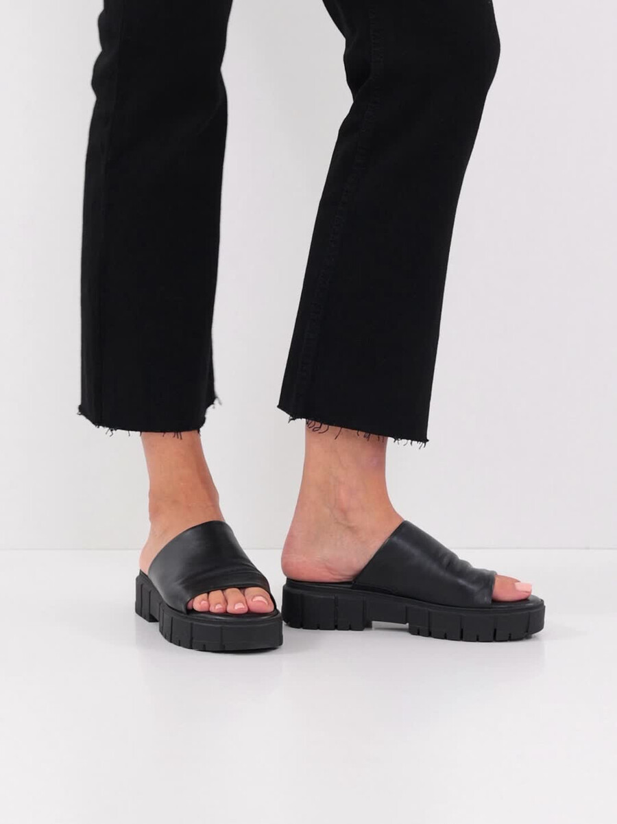 in pelle di mulo nero 1-27252-42-007 compra tamaris muli online