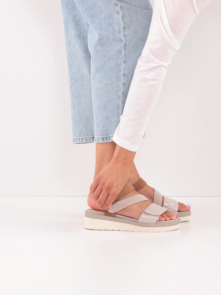 in pelle con tacco sandalo marrone 8-88705-44-490 compra tamaris sandali online
